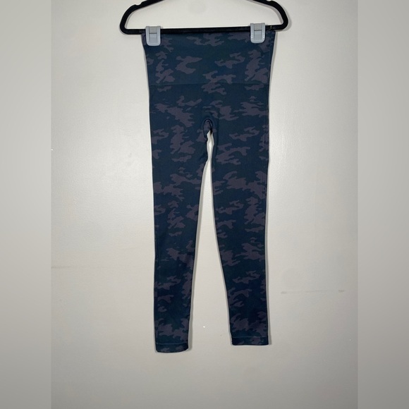 SPANX Look At Me Now Seamless Cropped Leggings Camo Black Size Large - Picture 4 of 8